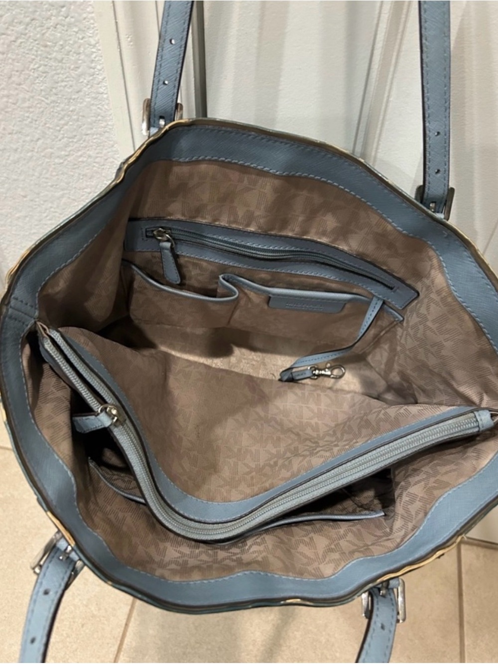 MICHAEL KORS Powder Blue Saffiano Leather Tote with Gold Trim - Picture 4 of 10